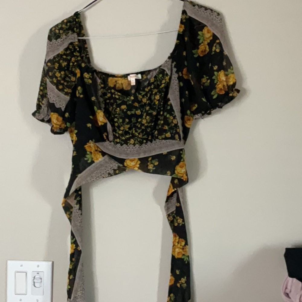 Black and Yellow Tie Front Crop Blouse